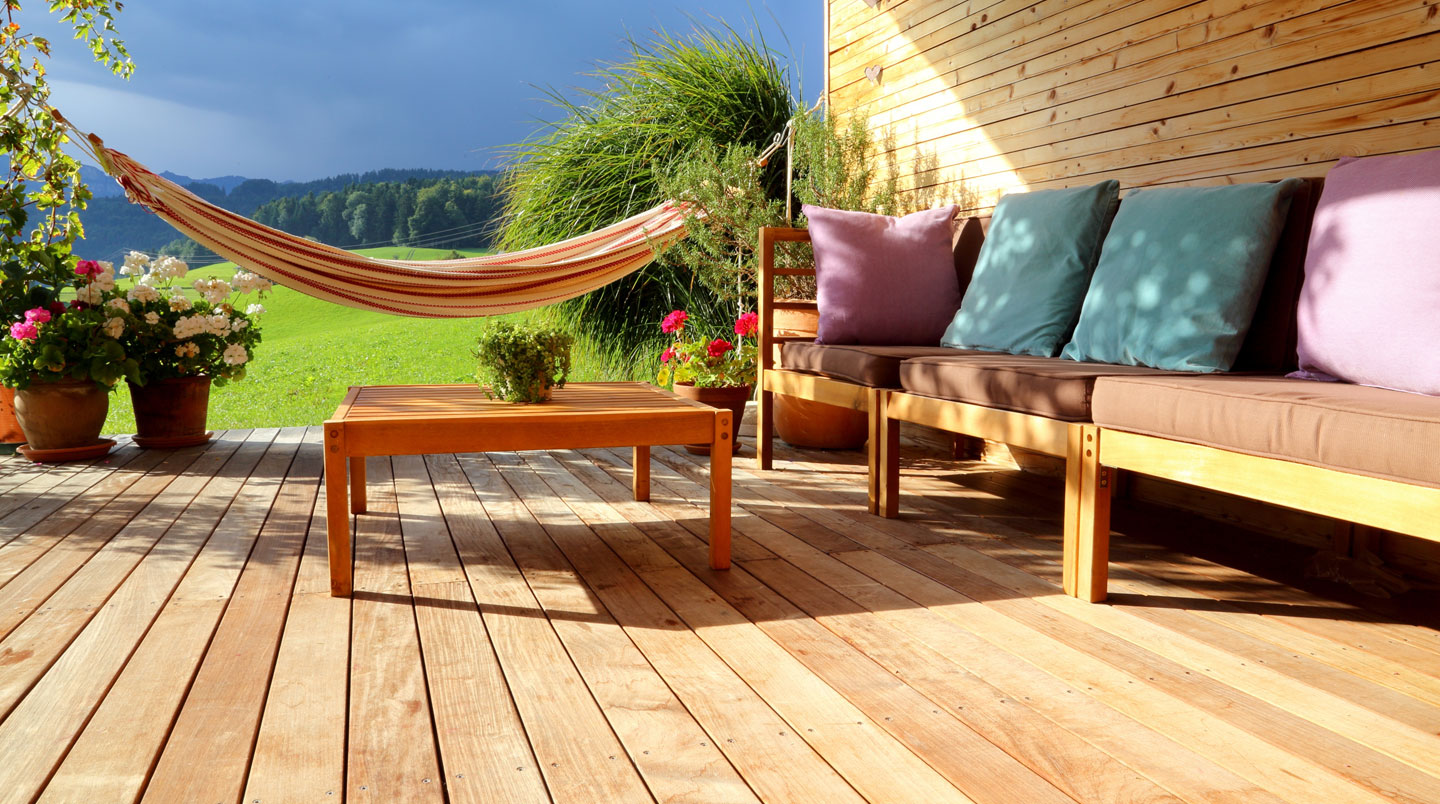 Construction d'une terrasse en bois composite sur une maison résidentielle en Mauricie, Québec