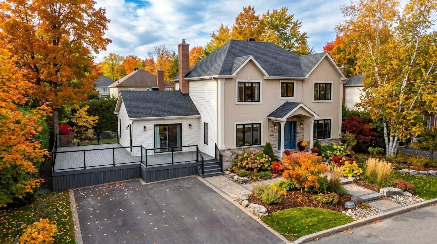 Vue d'une maison après rénovation extérieure complète avec patio, garage et aménagement paysager en Mauricie